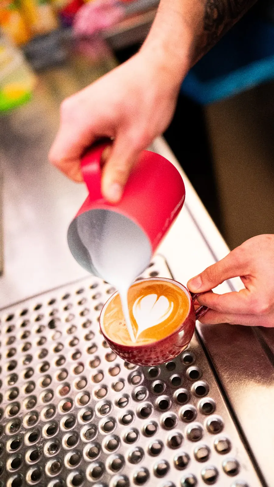Frisch zubereiteter Kaffee mit herzförmiger Latte Art