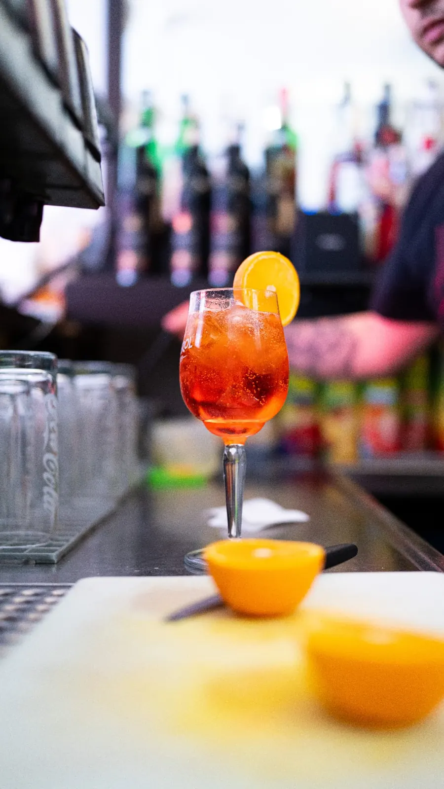 Aperol Spritz mit Orangenscheibe an unserer Bar